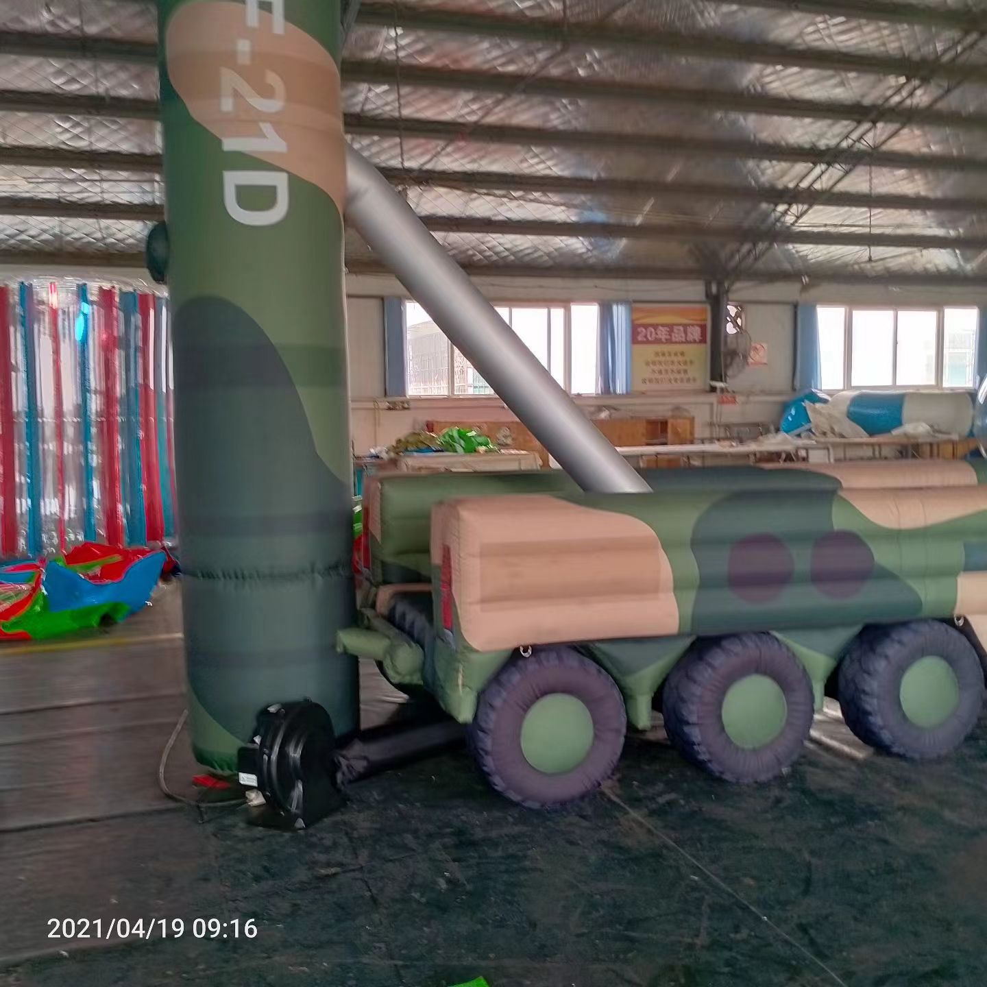 赤水军事演习中的充气目标车辆：模拟发射车雷达车坦克飞机